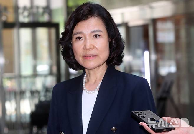 [서울=뉴시스] 김혜진 기자 = 서울행정법원 행정12부(부장판사 강재원)는 22일 KBS 야권 성향 이사진 5인(김찬태·류일형·이상요·정재권·조숙현)이 방통위와 윤석열 전 대통령을 상대로 제기한 이사 임명 무효 확인 소송과 권태선 방문진 이사장 등이 방통위를 상대로 낸 이사 임명처분 무효 등 확인 소송의 1차 변론기일을 연달아 진행했다. 사진은 이진숙 방통위원장. 2025.05.21. jini@newsis.com