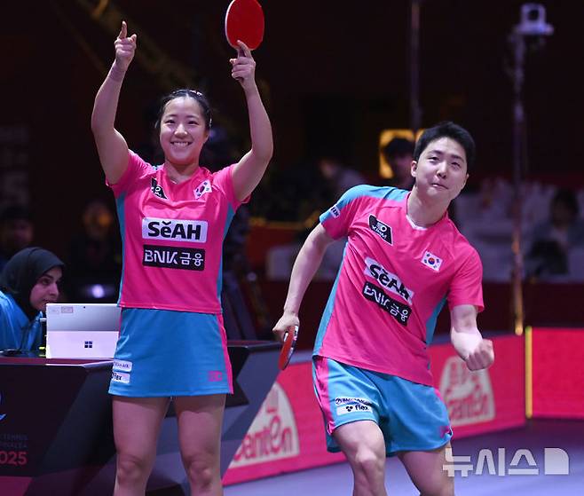 [도하(카타르)=뉴시스] 사진공동취재단 = 임종훈, 신유빈이 22일 카타르 도하 루사일 아레나에서 열린 2025 국제탁구연맹(ITTF) 세계선수권대회 혼합복식 8강 대만 린윈주, 정이칭과 경기에서 승리한 뒤 기뻐하고 있다. 2025.05.22. photo@newsis.com