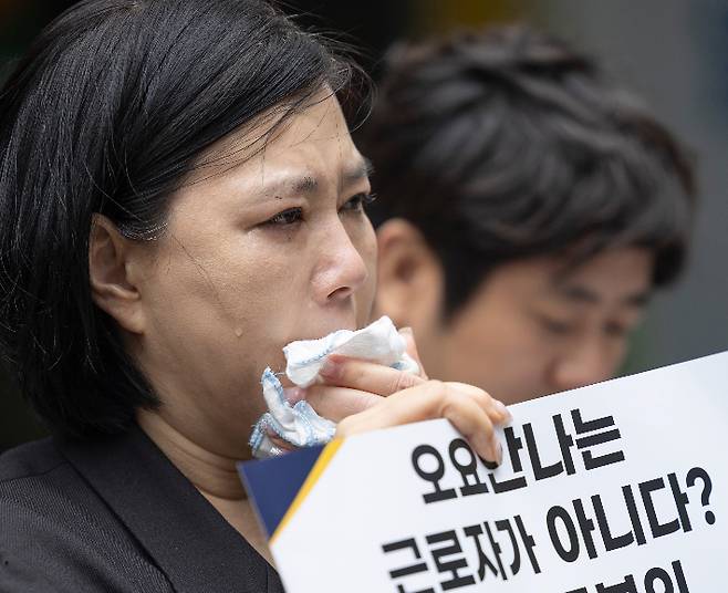 지난 19일 서울 중구 서울고용노동청 앞에서 열린 MBC 기상캐스터였던 고(故) 오요안나씨 특별감독결과 규탄 기자회견에서 오씨의 어머니 장연미 씨가 눈물을 흘리고 있다. 연합뉴스