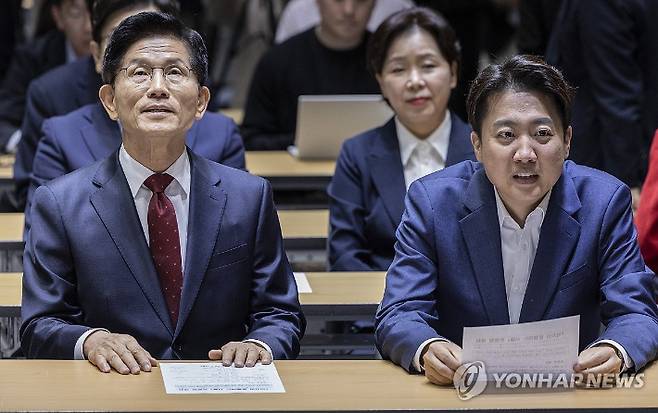 국민의힘 김문수 대선후보와 개혁신당 이준석 대선후보가 5월 19일 서울 중구 서울시청에서 열린 '약자와 동행하는 서울 토론회'에 참석해 오세훈 서울시장의 환영사를 듣고 있다. [연합뉴스 자료사진] 연합뉴스