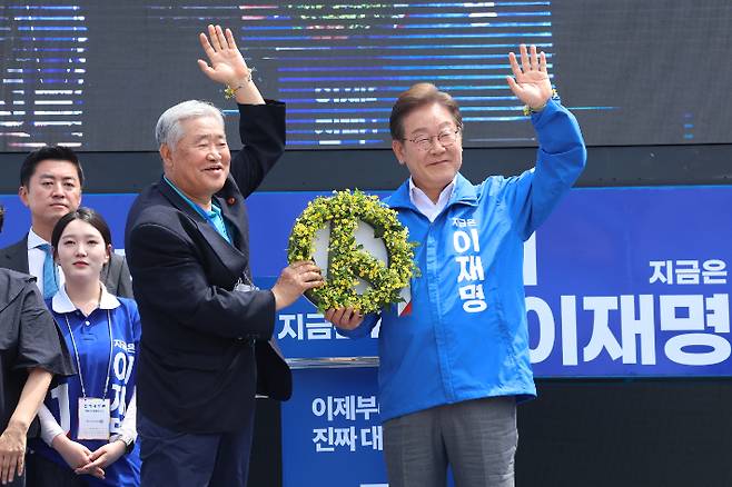 더불어민주당 이재명 대선 후보가 22일 오전 제주시 동문로터리에서 유세를 하고 있다. 연합뉴스
