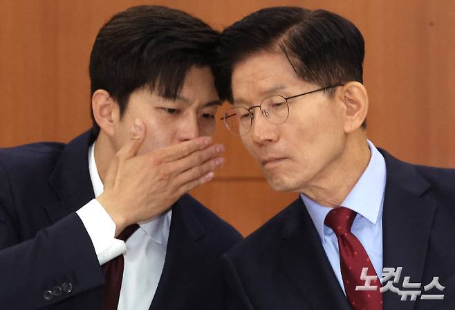김용태 비상대책위원장과 김문수 국민의힘 대선 후보가 22일 오전 서울 여의도 한국거래소에서 열린 중앙선거대책위원회 현장 회의에 참석해 대화하고 있다. 황진환 기자