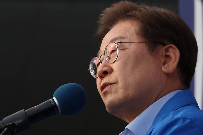 더불어민주당 이재명 대선 후보가 21일 자신의 지역구인 인천광역시 계양역 앞 유세에서 시민들에게 지지를 호소하고 있는 모습. 연합뉴스