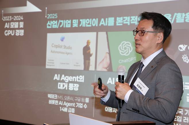 KT 엔터프라이즈부문 김원태 전략고객사업본부장이 22일 조선 팰리스 서울 강남에서 열린 '제조AX전략 세미나'에서 발표하는 모습. KT 제공