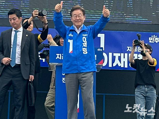 이재명 민주당 대선 후보가 22일 제주시 동문로터리에서 거리유세를 했다. 이인 기자