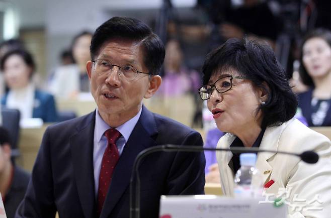 김문수 국민의힘 대선 후보가 22일 서울 용산구 한국여성단체협의회에서 열린 여성정책 협약식에서 허명 회장과 대화하고 있다. 황진환 기자