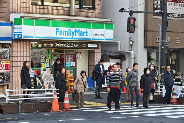 패밀리마트는 ‘이동형 점포’를 통해 고령자 거주 지역을 주기적으로 순회하며 500여종의 상품을 판매한다. 주민들은 마을회관이나 버스 정류장 등 정해진 장소에서 편리하게 이용할 수 있다. 사진은 기사의 특정 사실과 관련 없음. 게티이미지뱅크