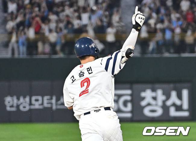 [OSEN=부산, 이석우 기자] 21일 부산 사직야구장에서 2025 신한 SOL 뱅크 KBO 리그 롯데 자이언츠와 LG 트윈스의 경기가 열렸다. 홈팀 롯데는 나균안이, 방문팀 LG는 임찬규가 선발 출전했다.롯데 자이언츠 고승민이 8회말 2사 1루 우월 동점 2점 홈런을 치고 세리머니를 하고 있다. 2025.05.21 / foto0307@osen.co.kr