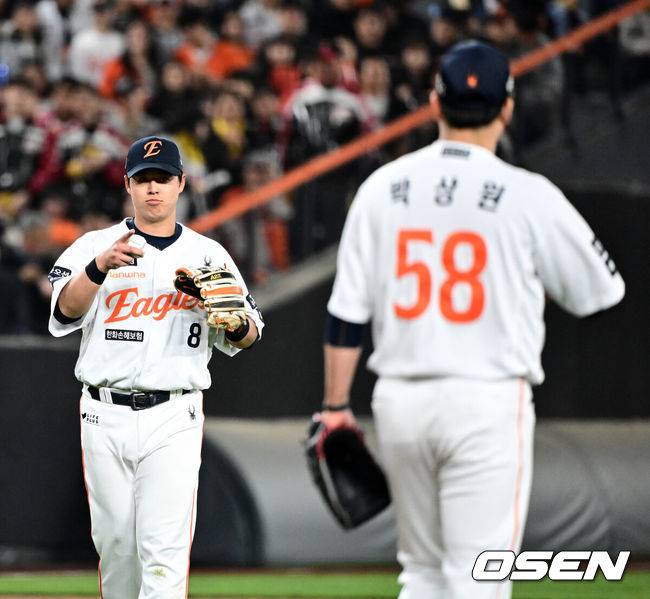 [OSEN=대전, 지형준 기자] 29일 대전 한화생명볼파크에서 2025 신한 SOL Bank KBO리그 한화 이글스와 LG 트윈스의 경기가 열렸다.이날 한화는 우완 라이언 와이스, LG는 좌완 송승기가 선발로 나섰다. 7회초 무사에서 한화 노시환이 LG 박동원의 3루땅볼에 호수비를 펼친 뒤 박상원에 볼을 건네고 있다. 2025.04.29 /jpnews@osen.co.kr