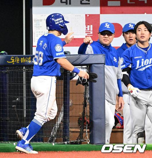 [OSEN=고척, 이대선 기자] 21일 오후 서울 고척스카이돔에서 2025 신한 SOL Bank KBO리그 키움 히어로즈와 삼성 라이온즈의 경기가 열렸다.키움은 하영민, 삼성은 후라도를 선발 투수로 내세웠다.8회초 무사 1루에서 삼성 김성윤의 좌중간 적시 3루타 때 홈을 밟은 1루주자 김지찬이 더그아웃에서 박진만 감독과 환호하고 있다. 2025.05.21 /sunday@osen.co.kr