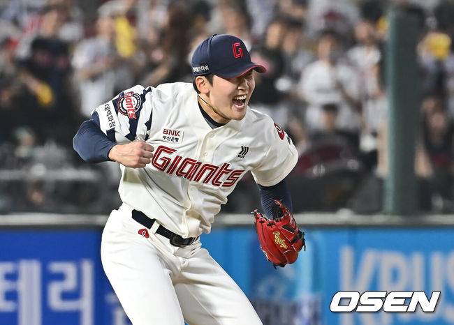 [OSEN=부산, 이석우 기자] 21일 부산 사직야구장에서 2025 신한 SOL 뱅크 KBO 리그 롯데 자이언츠와 LG 트윈스의 경기가 열렸다. 홈팀 롯데는 나균안이, 방문팀 LG는 임찬규가 선발 출전했다.롯데 자이언츠 최준용이 연장 11회말 2사 LG 트윈스 송찬의를 삼진으로 잡고 포효하고 있다. 2025.05.21 / foto0307@osen.co.kr