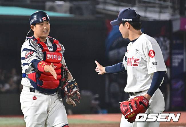 [OSEN=부산, 이석우 기자] 21일 부산 사직야구장에서 2025 신한 SOL 뱅크 KBO 리그 롯데 자이언츠와 LG 트윈스의 경기가 열렸다. 홈팀 롯데는 나균안이, 방문팀 LG는 임찬규가 선발 출전했다.롯데 자이언츠 유강남이 연장 10회초 수비를 무실점으로 막은 최준용과 하이파이브를 하고 있다. 2025.05.21 / foto0307@osen.co.kr