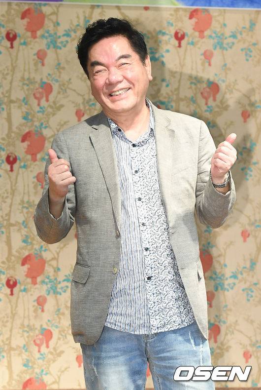 [OSEN=곽영래 기자] '마당놀이 뺑파' 제작발표회가 27일 오전 서울 중구 한국의 집에서 열렸다.심형래가 포토타임을 갖고 있다. / youngrae@osen.co.kr