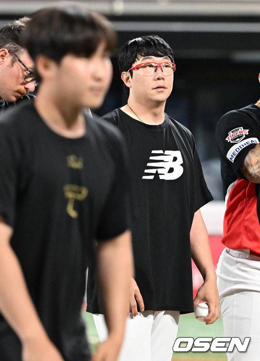 [OSEN=수원, 이대선 기자] 프로야구 KIA 타이거즈는 22일 수원KT위즈파크에서 열린 2025 신한 SOL뱅크 KBO리그 KT 위즈와의 시즌 6차전에서 8-3으로 승리했다.&nbsp;KIA는 최근 2연패, 원정 4연패에서 탈출하며 시즌 23승 24패를 기록했다. 주중 3연전 스윕패 위기에서 탈출했다. 반면 3연승에 실패한 KT는 하루 만에 5할 승률이 무너졌다. 23승 3무 24패. 동시에 목요일 6연패에 빠졌다.경기 후 KIA 양현종이 관중석을 향해 인사를 하고 있다. 2025.05.22 /sunday@osen.co.kr