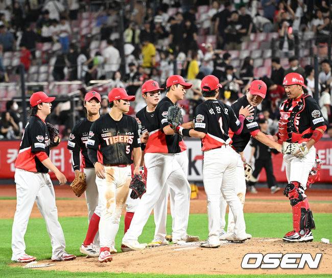 [OSEN=수원, 이대선 기자] 프로야구 KIA 타이거즈는 22일 수원KT위즈파크에서 열린 2025 신한 SOL뱅크 KBO리그 KT 위즈와의 시즌 6차전에서 8-3으로 승리했다.&nbsp;KIA는 최근 2연패, 원정 4연패에서 탈출하며 시즌 23승 24패를 기록했다. 주중 3연전 스윕패 위기에서 탈출했다. 반면 3연승에 실패한 KT는 하루 만에 5할 승률이 무너졌다. 23승 3무 24패. 동시에 목요일 6연패에 빠졌다.경기 후 KIA 선수들이 승리의 기쁨을 나누고 있다. 2025.05.22