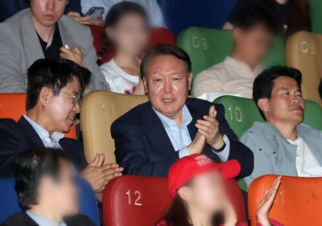 ▲윤석열 전 대통령이 21일 서울 메가박스 동대문에서 영화 '부정선거, 신의 작품인가' 관람을 마친 뒤 박수를 치고 있다. 왼쪽부터 이영돈 PD, 윤 전 대통령, 전한길 전 한국사 강사. ⓒ연합뉴스