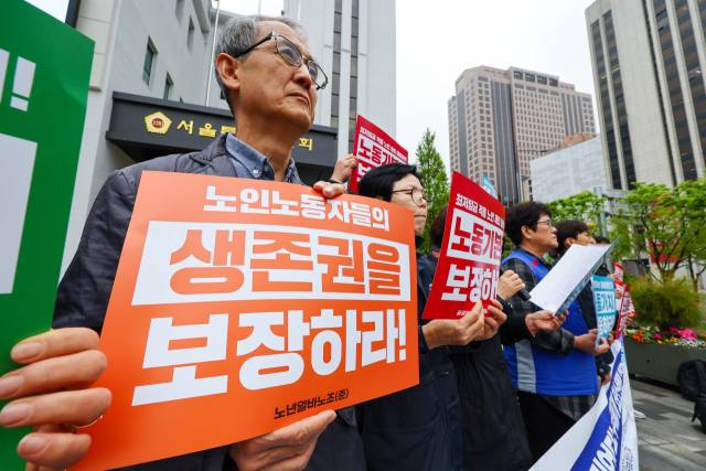 ▲ 노년알바노조, 노년유니온 등 단체 회원들이 지난해 4월 16일 오전 서울 종로구 서울시의회 앞에서 열린 최저임금 적용 노인 제외 고령노동자 당사자 기자회견에서 팻말을 들고있다. ⓒ연합뉴스
