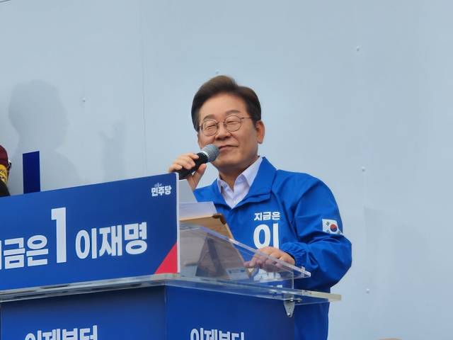 ▲이재명 더불어민주당 대선 후보가 2025년 5월 16일 오전 익산역에서 지지를 호소하는 유세에 나섰다. 그는 이 자리에서 '전북 3중 소외감'을 언급했다. ⓒ프레시안
