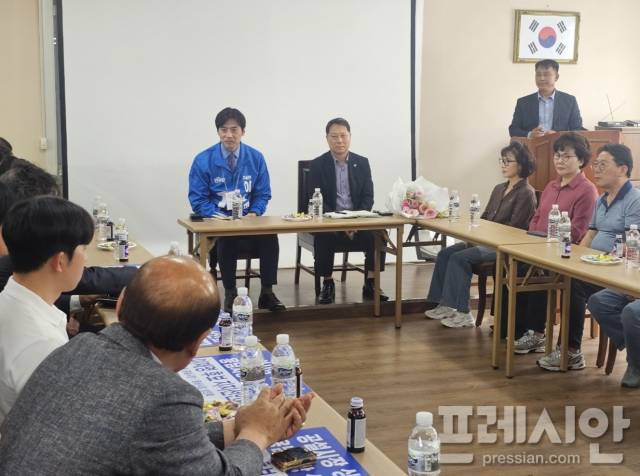 ▲한준호 더불어민주당 공동선대위원장이 22일 전북 남원 공설시장에서 시장 상인들과 간담회를 진행하며 지역 현안에 대해 이야기를 나누고 있다. ⓒ프레시안