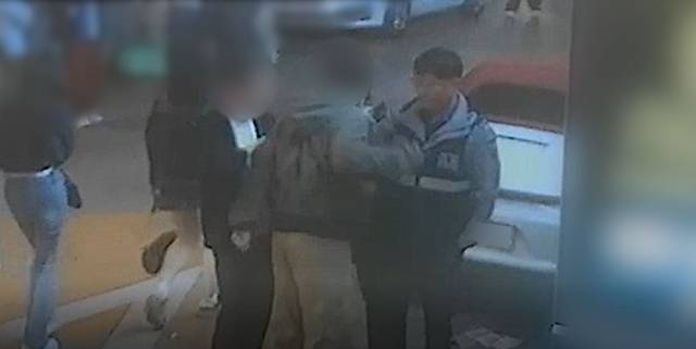 ▲대전둔산경찰서가 22일 공무집행방해 혐의로 20대 남성 A 씨를 불고속 송치했다고 밝혔다. A 씨가 경찰관에게 주먹을 휘두르는 모습 ⓒ대전경찰청