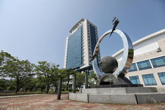 ▲강릉시는 5월부터 오는 9월까지 내구연한이 경과하고 훼손된 건물번호판 2500개를 교체하고 정비한다. ⓒ강릉시