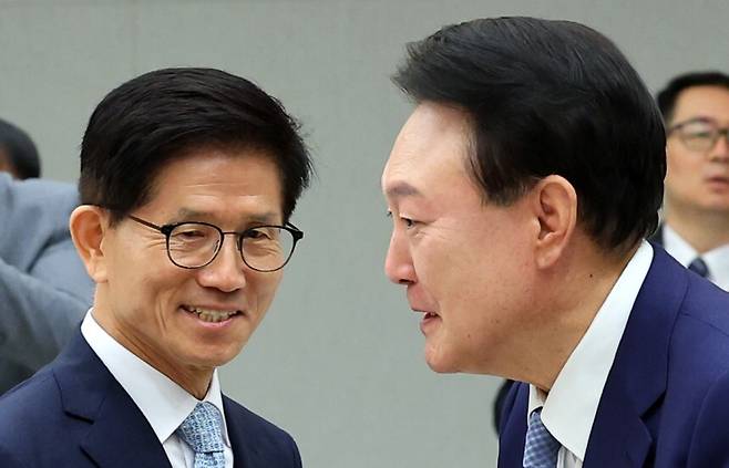 지난해 8월 30일 윤석열 전 대통령이 서울 용산 대통령실 청사에서 열린 고용노동부 장관 임명장 수여식에서 김문수 당시 고용노동부 장관과 인사를 나누고 지나치고 있다. 뉴시스