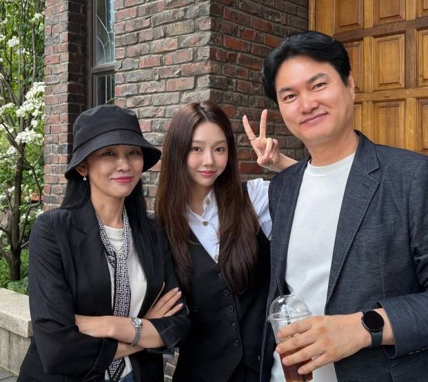 가족사랑으로 만성콩팥병을 이겨낸 이보영 환자(왼쪽)와 신장을 기증한 남편 김성환씨(오른쪽), 큰 딸 김혜진씨&nbsp;가족사진. 이보영씨 제공