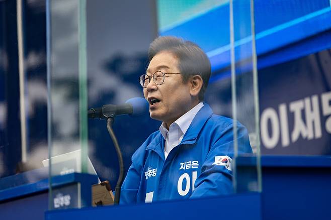 이재명 더불어민주당 대통령 후보가 22일 오후 경남 양산시 양산워터파크공원에서 시민들에게 지지를 호소 하고 있다.   뉴스1