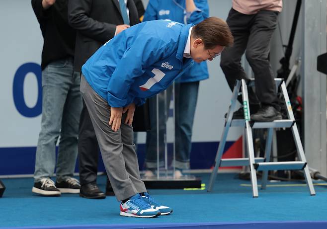 더불어민주당 이재명 대선 후보가 22일 경남 양산워터파크공원에서 집중유세를 마친 뒤 시민과 지지자들에게 인사하고 있다.&nbsp; 연합뉴스