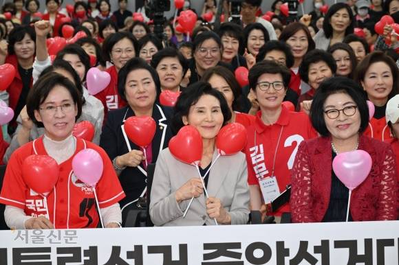 김문수 국민의힘 대선 후보의 배우자인 설난영(맨 앞줄 가운데)씨가 21일 서울 영등포구 국민의힘 중앙당사에서 열린 ‘정정당당 여성본부 필승결의대회’에서 하트 모양의 풍선을 들고 참석자들과 ﻿기념사진을 찍고 있다. 안주영 전문기자