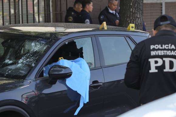 20일(현지시간) 멕시코 수도 멕시코시티에서 현지 경찰들이 클라라 브루가다 멕시코시티 시장의 비서와 정책자문관 등 측근 두 명이 살해당한 현장을 수사하고 있다. 차 안에 있던 이들은 오토바이를 탄 괴한의 총격으로 숨졌다. 멕시코시티 AP 연합뉴스