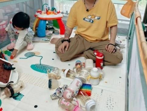 일을 그만두고 육아를 전담한 중국 남성이 산후우울증에 걸렸다고 고백했다. SNS 캡처