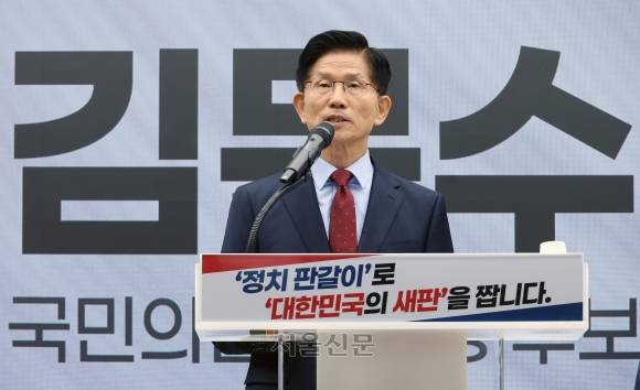 김문수 국민의힘 대선 후보가 22일 오전 서울 여의도 국민의힘 중앙당사 다목적홀에서 “정치를 판갈이 합니다” 정치개혁 관련 긴급 기자회견을 하고 있다. 2025.5.22 안주영 전문기자