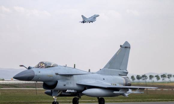 비행 훈련 중인 중국의 J-10 전투기. 글로벌타임스 캡처