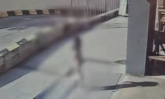 엄마가 잠깐 잠든 사이 기저귀만 찬 채 집을 나선 한 아이가 인근 마트에 달려가는 모습. 경찰청 공식 유튜브 캡처