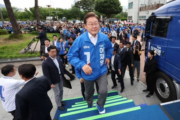 더불어민주당 이재명 대선 후보가 22일 경남 양산워터파크공원에서 열린 집중유세에서 단상에 오르고 있다. 2025.5.22. 연합뉴스