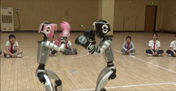중국 항저우의 한 학교에서 휴머노이드 로봇들이 격투를 벌이고 있다. 출처=소셜미디어