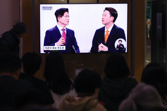 18일 서울역 대합실에서 시민들이 제21대 대선 1차 후보자 토론회 중계방송을 지켜보고 있다. 연합뉴스