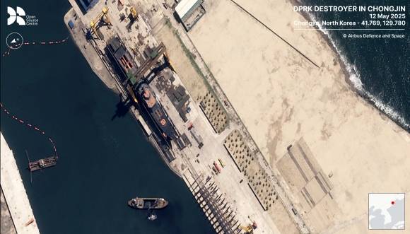 22일(현지시간) 영국 런던에 기반을 둔 비영리 안보연구기관 오픈소스센터(OSC)는 이날 ‘에어버스 디펜스 스페이스’ 인공위성 자료를 분석한 결과, 북한의 사고 선박이 옆으로 누운 채 부분적으로 바다에 빠져 있었다고 밝혔다. 사진은 지난 12일 진수 대기 중인 선박이 위성에 잡힌 모습. 2025.5.22 OSC 자료. 엑스