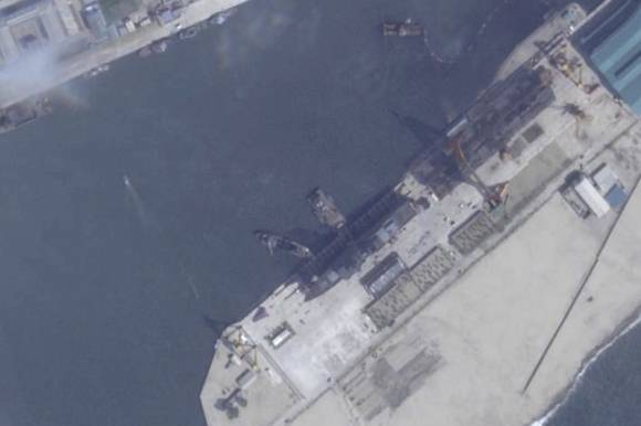 20일 북한 함경북도 청진시 청진항 인근 위성 사진. 북한이 새로 건조한 5000t급 구축함이 진수 대기 중이다. 22일 북한은 전날 해당 선박 진수 과정에서 사고가 발생했다고 밝힌 바 있다. 2025.5.22 플래닛랩스 AP 연합뉴스