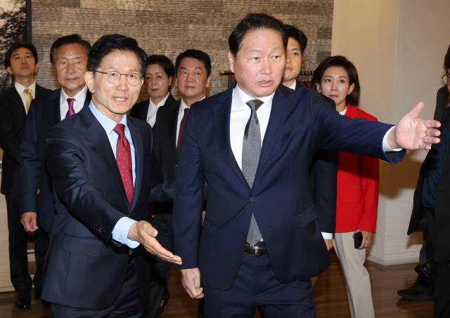 김문수(왼쪽) 국민의힘 대통령 후보와 최태원 SK그룹 회장 겸 대한상공회의소 회장이 22일 서울 중구 대한상의에서 열린 경제 5단체장 간담회에 참석하고 있다. 연합뉴스