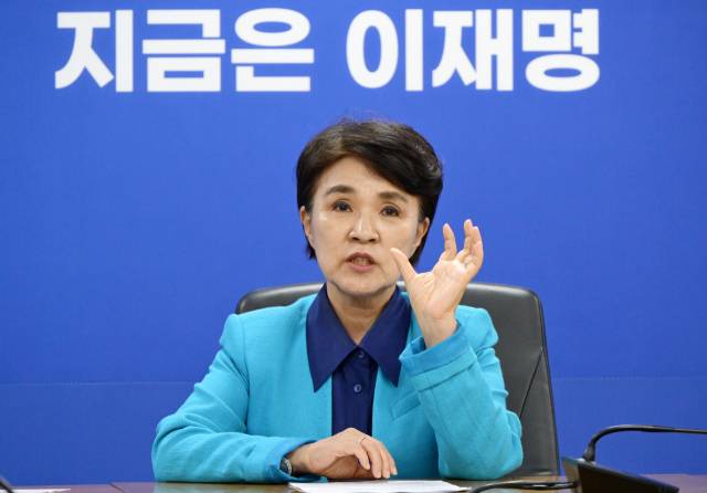 강금실 더불어민주당 중앙선대위 총괄선대위원장이 22일 서울 여의도 더불어민주당 당사에서 서울경제신문과 인터뷰를 갖고 있다. 성형주 기자