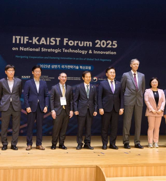 스티븐 에젤(왼쪽부터) 미국 정보기술혁신재단(ITIF) 부회장, 이광형 한국과학기술원(KAIST) 총장, 유상임 과학기술정보통신부 장관, 로버트 앳킨슨 ITIF 회장이 22일 대전 KAIST 학술문화관에서 열린 ‘국가전략기술 혁신포럼’에 참석해 기념 촬영을 하고 있다. 사진 제공=과기정통부