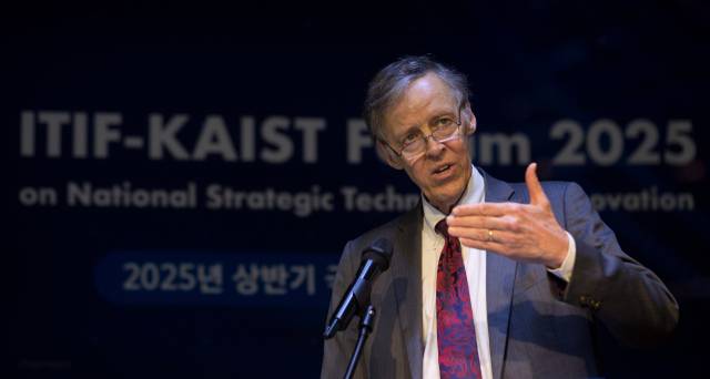로버트 앳킨슨 ITIF 회장이 22일 대전 한국과학기술원(KAIST) 학술문화관 정근모 콘퍼런스홀에서 열린 ‘국가전략기술 혁신포럼’에 참석해 기조연설을 하고 있다. 사진 제공=과기정통부