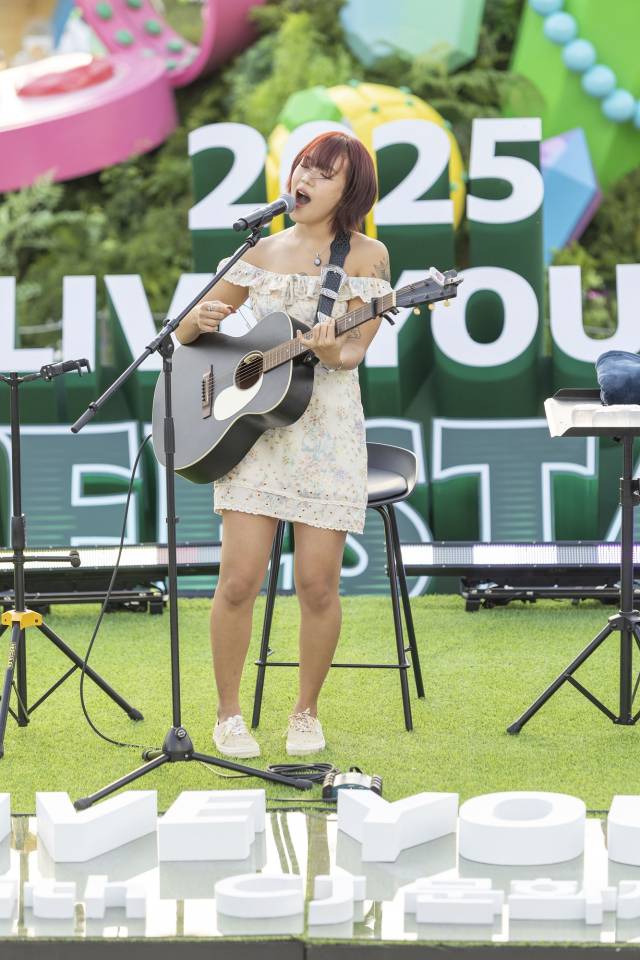 인디 뮤지션 김뜻돌이 22일 ‘올리브영 페스타’에서 야외 버스킹 무대로 마련된 ‘올리브 그린 사운즈 with CJ문화재단’ 무대에 올라 노래를 부르고 있다. 사진 제공=CJ문화재단