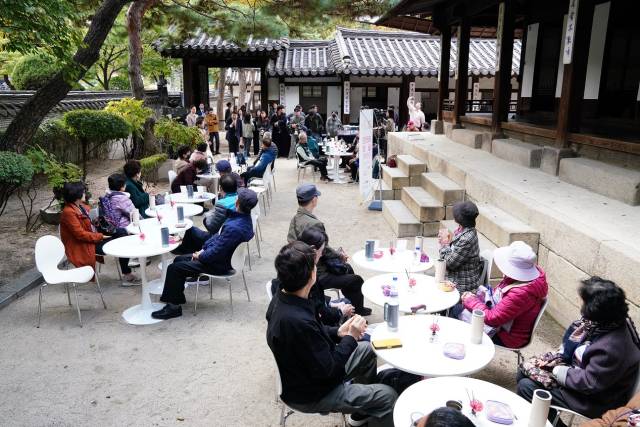 지난해 10월 운현궁에서 열린 ‘종로 굿라이프 챌린지’에서 어르신들이 사회자의 얘기를 듣고 있다. 사진제공=종로구