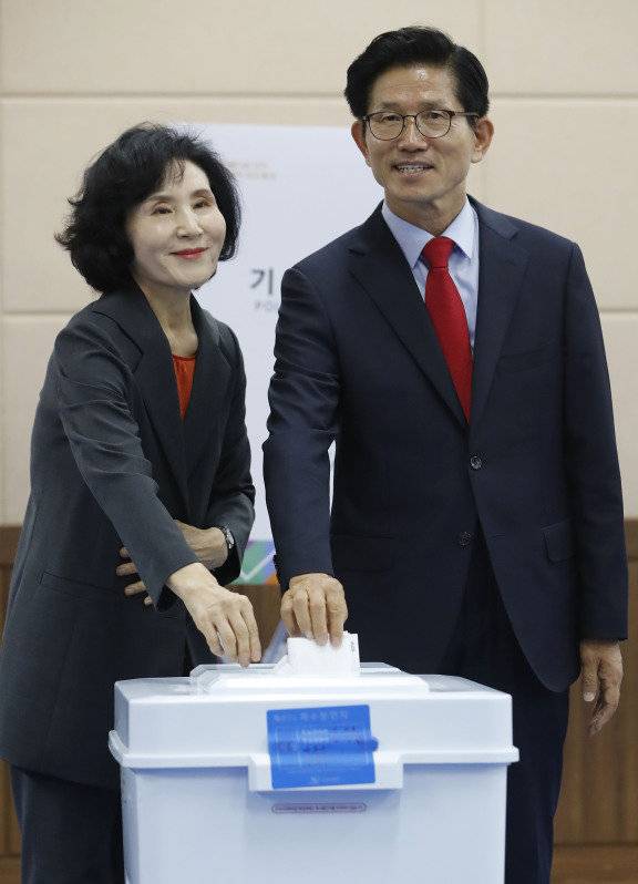2018년 6월 8일 김문수 당시 자유한국당 서울시장 후보와 부인 설난영 여사(왼쪽)가 6.13 지방선거 사전투표를 하고 있다. 뉴시스