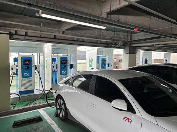 전기차가 공영주차장에 설치된 전기차 충전소에서 충전하고 있다. ⓒ제주에너지공사 제공