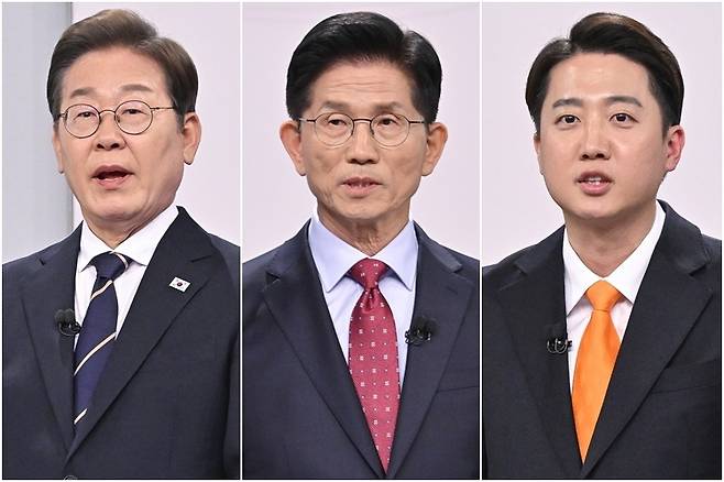 더불어민주당 이재명 대선후보(왼쪽부터), 국민의힘 김문수 대선후보, 개혁신당 이준석 대선후보가 18일 서울 마포구 상암동 SBS 프리즘센터 스튜디오에서 열린 제21대 대선 1차 후보자 토론회를 준비하고 있다. &shy;ⓒ연합뉴스