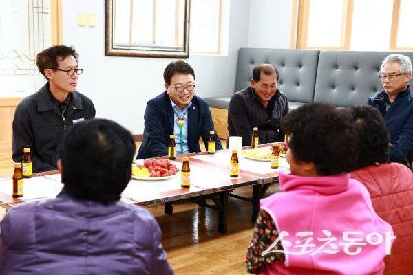 손병복 울진군수가 마을 어르신들을 방문해 애로사항을 경청하고 있다. 사진제공 ㅣ 울진군